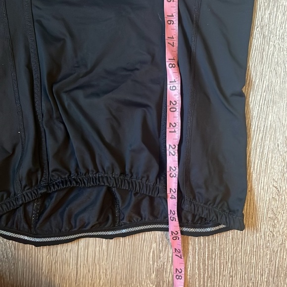 Lululemon Cycling Shirt black lined in gray has three back pockets quarter zip - Picture 6 of 11